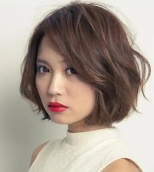 如果你把发型选择得当,不但脸型显得小巧,而且还能给你增添美感,让你