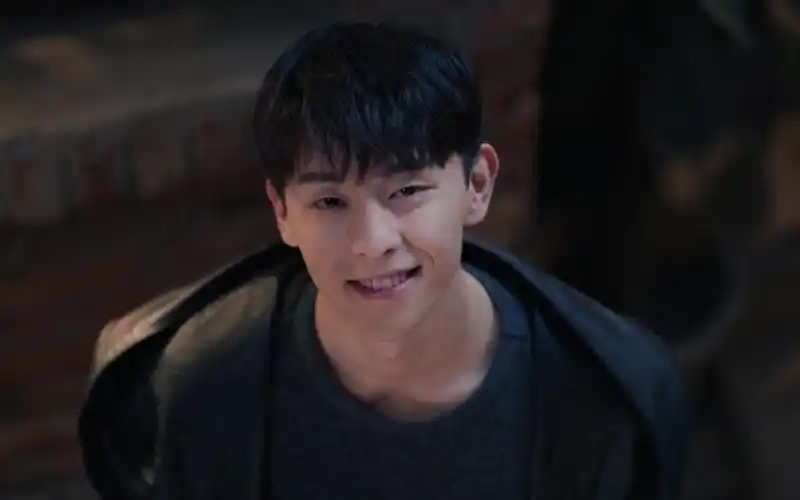 演员邓伦# 在被俯拍的镜头中异常好看,笑容纯净而美好_哔哩哔哩_bili