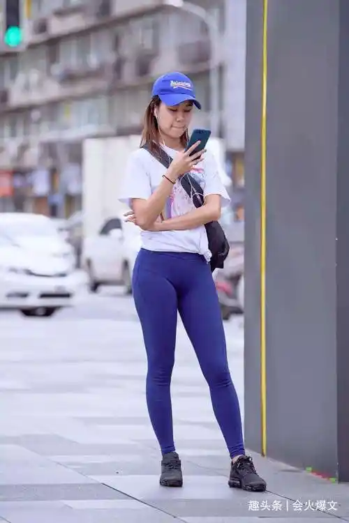 街拍:美女穿瑜伽裤,"翘臀"身材有曲线,微胖女神妥妥的