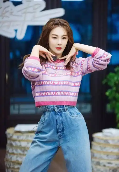 微胖张雨绮颜值真绝!穿搭总能有高级感,减龄又有气场_时尚_个性_效果