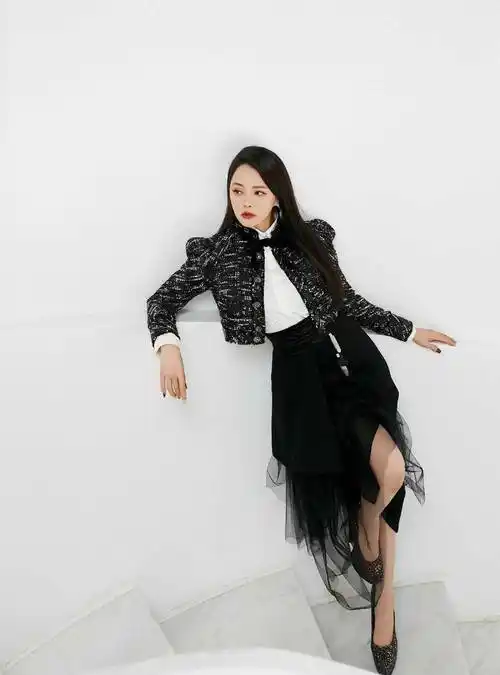 原创伊能静秦昊合体走机场都穿休闲装像对小年轻看不出相差10岁