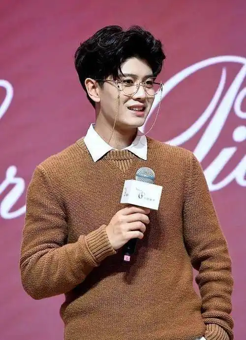 原创原创帅气奶爸任嘉伦戴眼镜显儒雅反穿毛衣挺有型魅力尽显