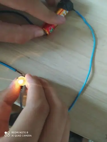 连接正负极灯泡就浪亮了.