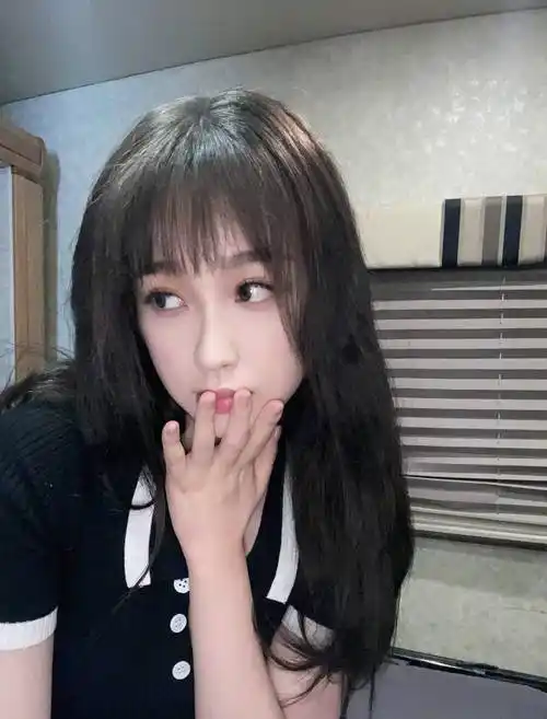 原创虞书欣制服写真蓝白海军服配双马尾俏皮可爱坐在机车上好帅