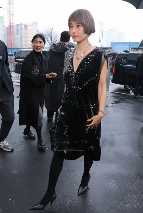 马伊琍真的很前卫,染奶奶灰波波头配铆钉裙,气场强大又高级_连衣裙
