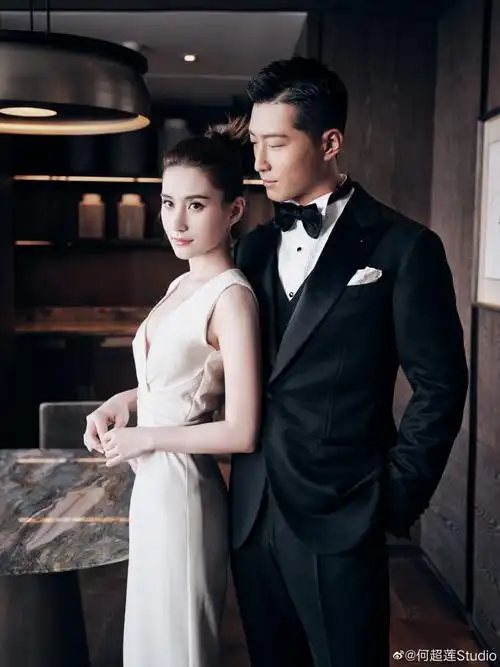 何超莲晒与窦骁合照身穿礼服小鸟依人自侃像结婚邀请函