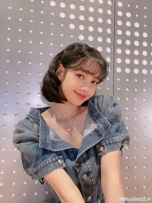 lisa晒造型图白雪公主同款短发又甜又美又酷