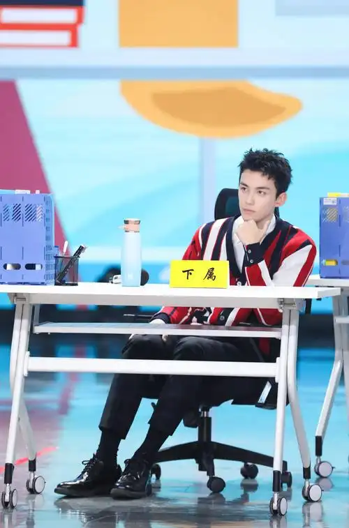 吴磊出演快乐大本营变身职场加班族爆笑解压业务员