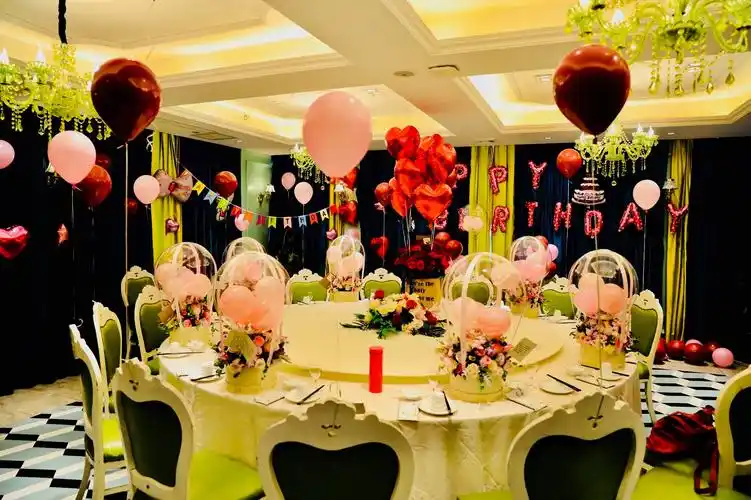 女儿想给母亲一个惊喜,远程布置了生日party现场.