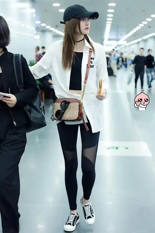 关晓彤穿白衬衣搭配黑色紧身裤现身机场肤白貌美,捂嘴偷笑好可爱