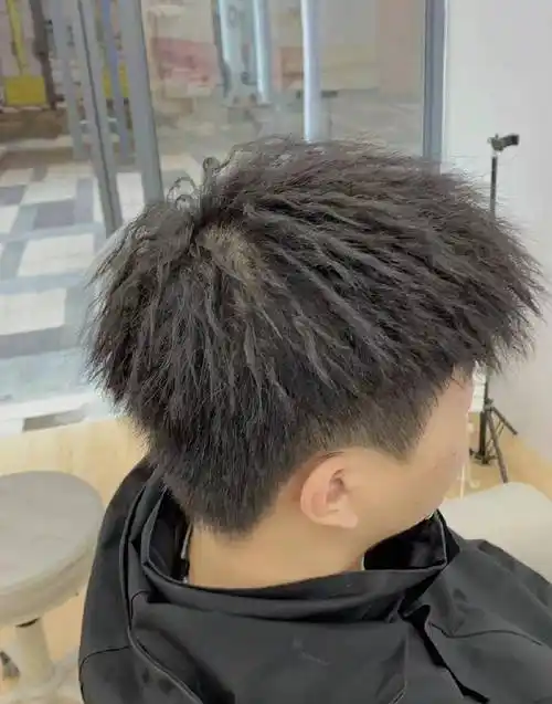 3.拉伸锡纸黑人烫发是一种模仿黑人卷发的烫发形式.