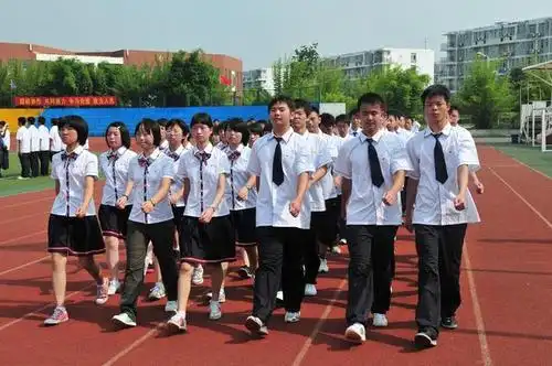 校服各有春秋,湖北武汉7所高中校服,"特色"鲜明简直不要太棒