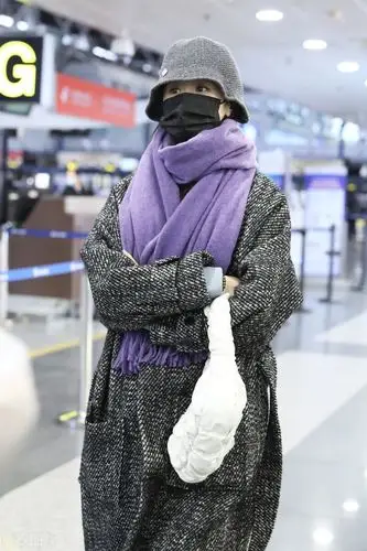 袁冰妍穿搭大衣系围巾现身机场,邻家少女风