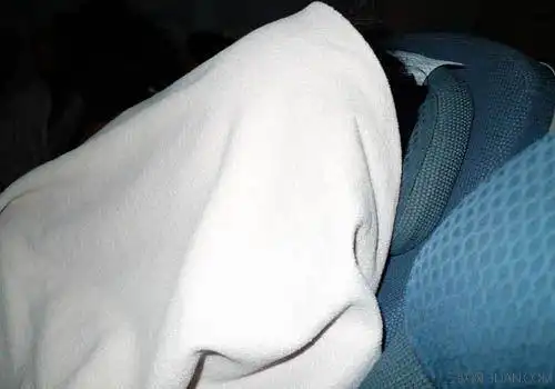 睡觉,似乎想把不良情绪阻挡在外面,这对身体健康是极为不利的,蒙头睡