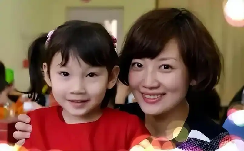 回顾央视主持人王端端嫁给同行丈夫很幸福直播时落泪被质疑