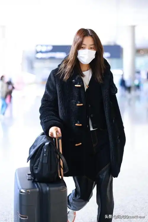 2021年12月13日,刘雯现身机场.