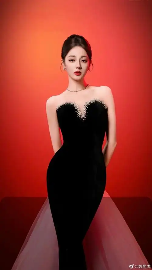 迪丽热巴珍珠v领抹胸裙##迪丽热巴红色亮片抹胸裙##迪丽热巴亮片树叶