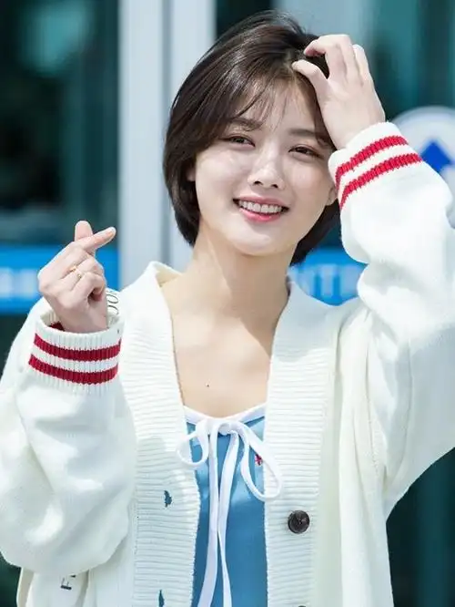 看到韩国女星金裕贞的这新款短发发型,击中了我的小心_圈子-新氧美容