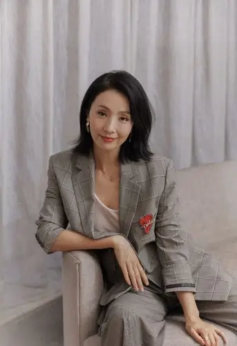 小陶虹气质真好,穿格纹西装配锁骨发出镜,这状态一点不像48岁