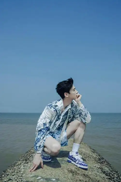 白敬亭海边拍照##白敬亭的腿毛