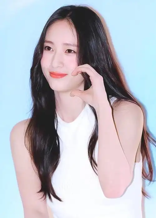 郑秀晶参加活动状态超好,一身白衣打扮惊艳众人!