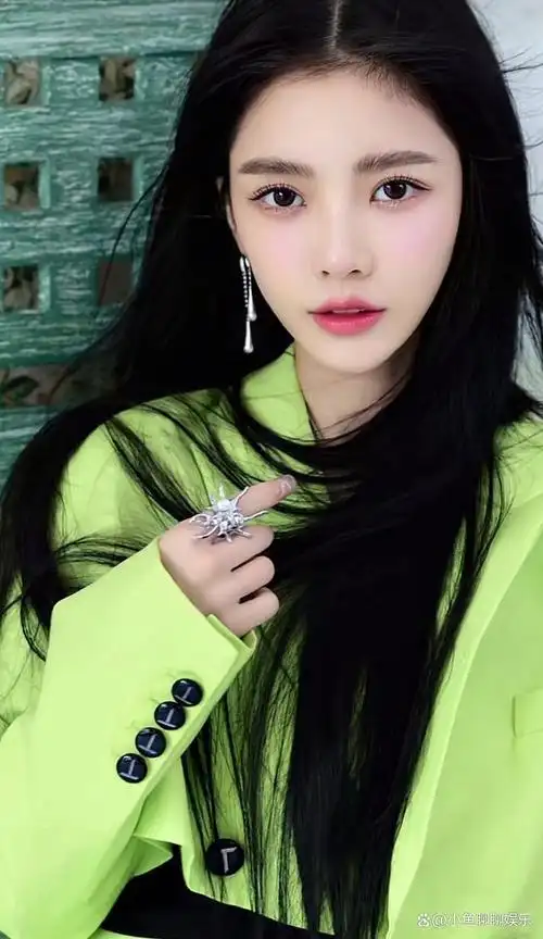 杜淳老婆王灿晒美照,一身绿色打扮又嫩又漂亮,网友吐槽太想火了