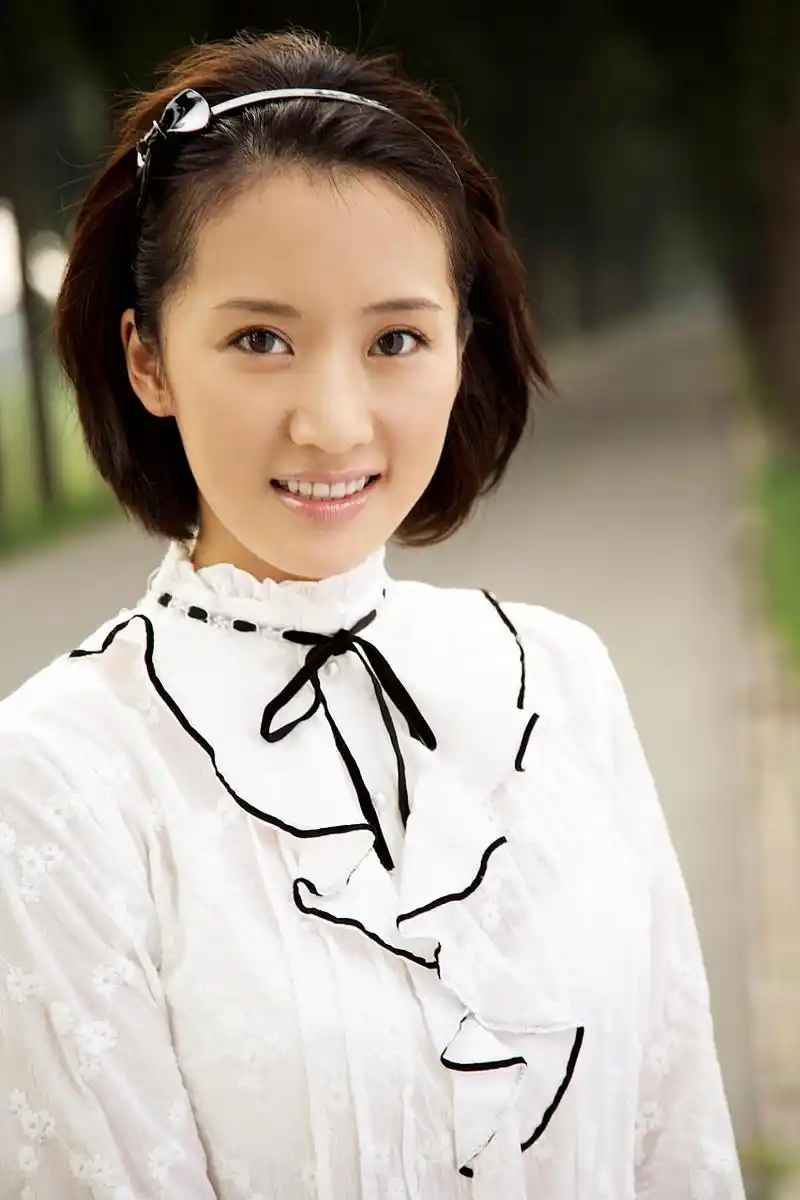 女演员李念上街买点东西,想不到下雨了.