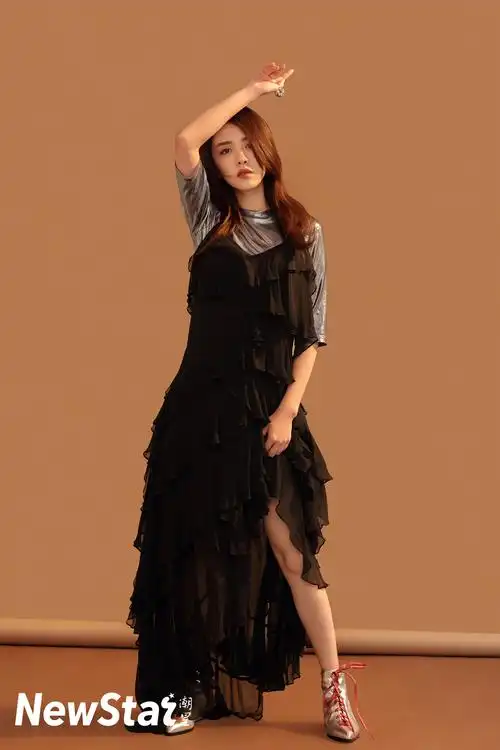 王晓晨深邃眼眸直击人心 完美身材曲线凹凸有致