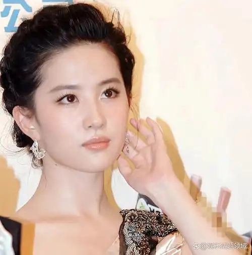 2010年3月,刘亦菲主演电影《恋爱通告》上海首映礼现场,现场的她盘发