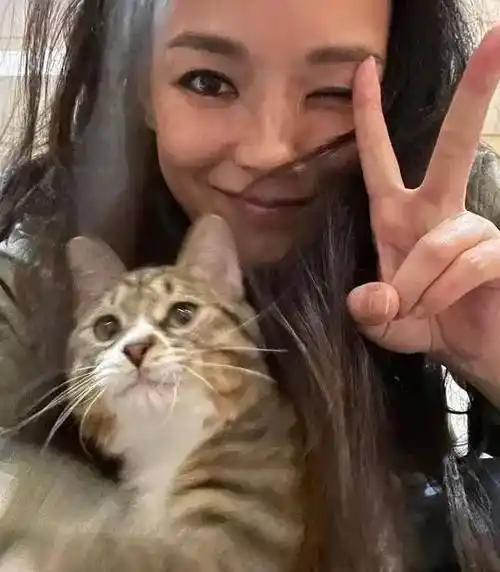 舒淇晒私下素颜照,眼角皱纹和斑都看得见,不美颜磨皮老态明显!