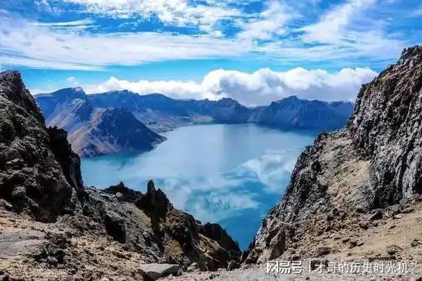 海拔最高的火山湖:长白山天池的壮丽奇观