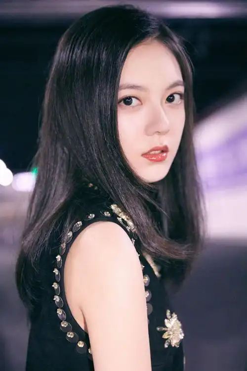 18岁女生初长成,赵今麦黑色亮钻无袖裙,秀出不一样的成熟感_手机搜狐