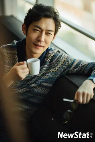 张博时尚大片曝光 率性潇洒男人味足