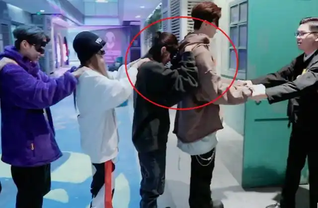 欧阳娜娜直接趴在范丞丞身上,全然不顾镜头存在,对他称呼太大胆