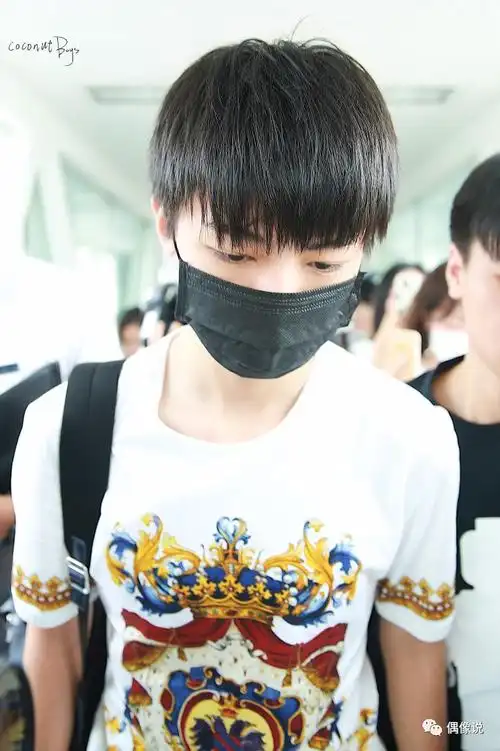 王俊凯锅盖头发型回归不再露眉定型只是很疲惫