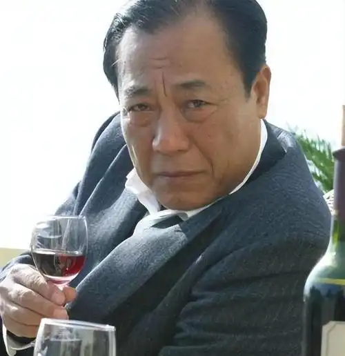 男演员,结婚44年零绯闻,为妻子息影12年,61岁走红|话剧|老戏骨|孙红雷