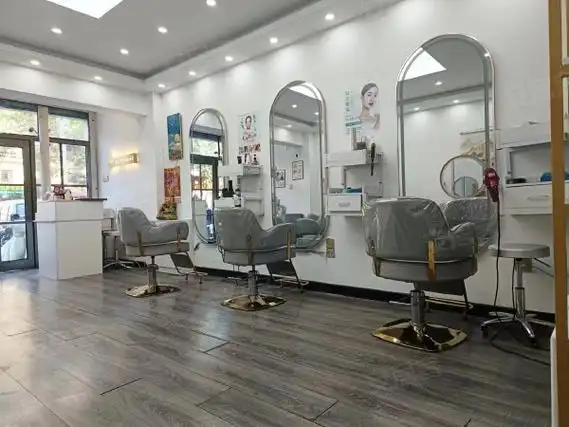 锦州凌河铁东市场上海路五段小区美容美发店3层整体出兑 全新装修设备