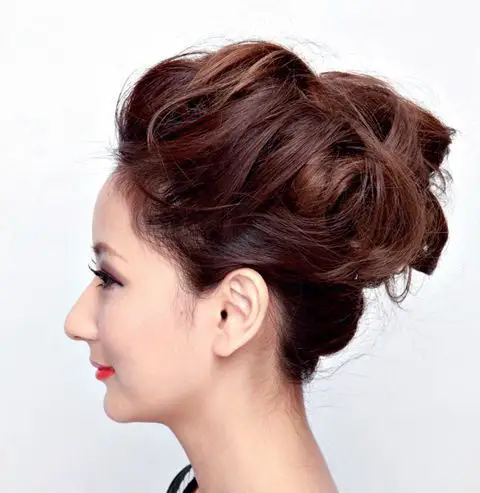 简单盘后面蓬起来的发型 高贵盘发发型