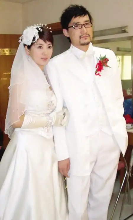 22岁嫁老师二婚嫁小6岁老公扛下千万债务40岁成直播黑马