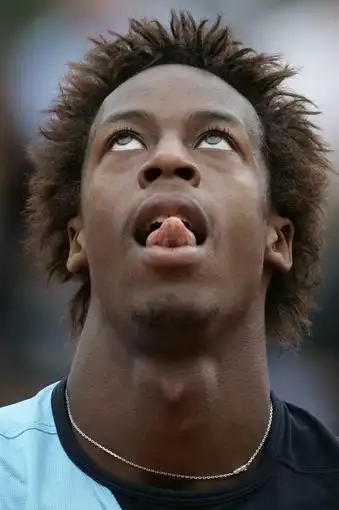 图文:2007法网第六日赛事 蒙菲尔斯搞怪动作