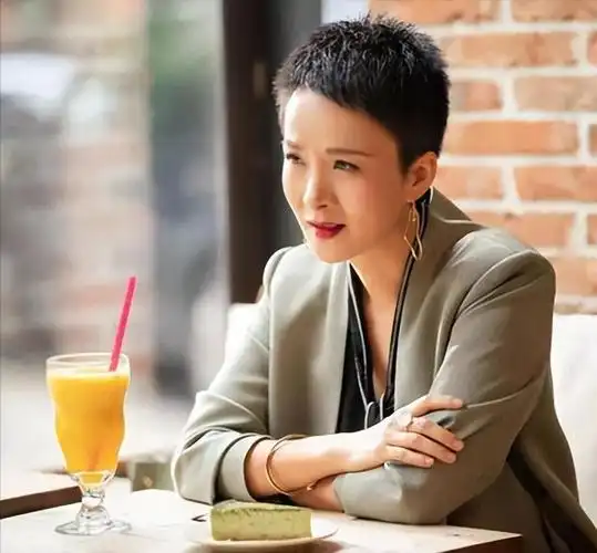 回顾著名演员谢兰父母都是聋哑人嫁大11岁丈夫39岁才当上妈