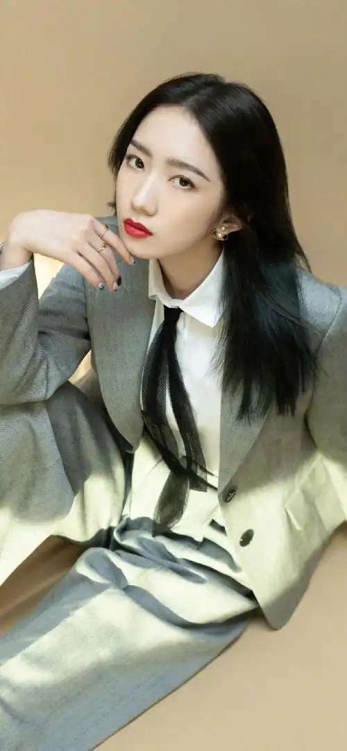 孟美岐西装酷飒高清手机壁纸