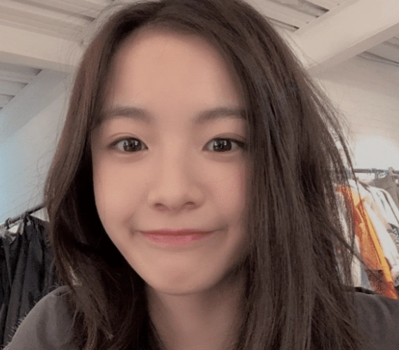 李庚希为证明很瘦对镜自拍看到特写镜头下的锁骨这哪像88斤