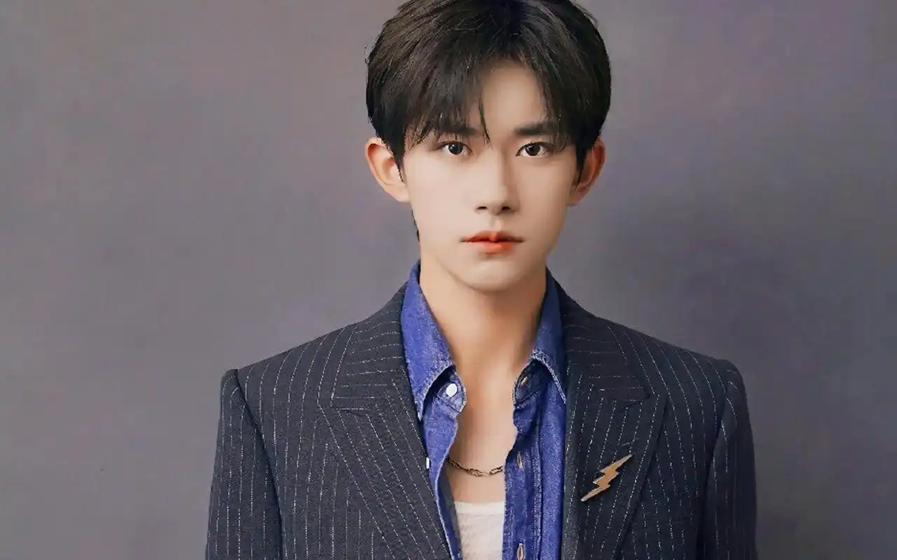 电脑壁纸 明星 大陆明星 清新俊逸少年易烊千玺西装写真