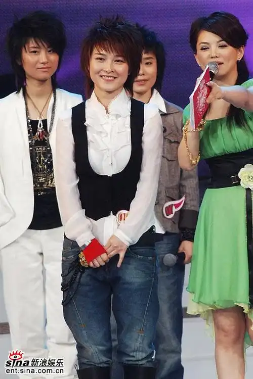 图文:超级女声总决赛8进6-厉娜与李湘