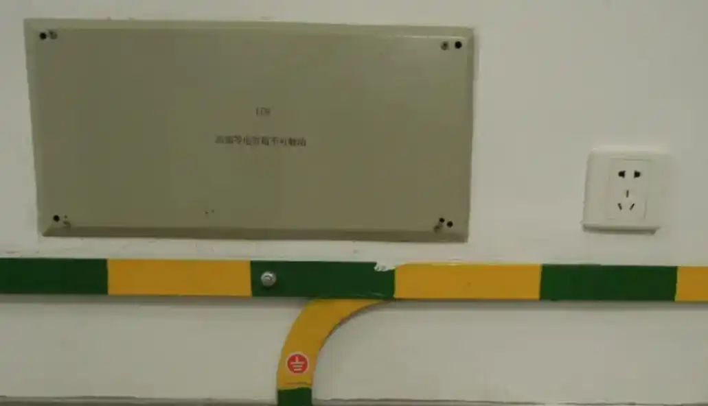 接地扁铁的黄绿漆间距