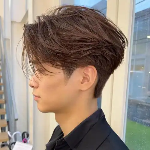 除了传统的小寸头,现代男士发型的选择变得更加多样化,例如周边铲短