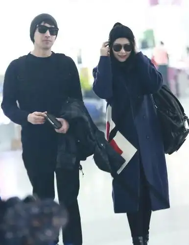 原创高圆圆和赵又廷也太般配了同穿一身深色服装存在感依旧很强大