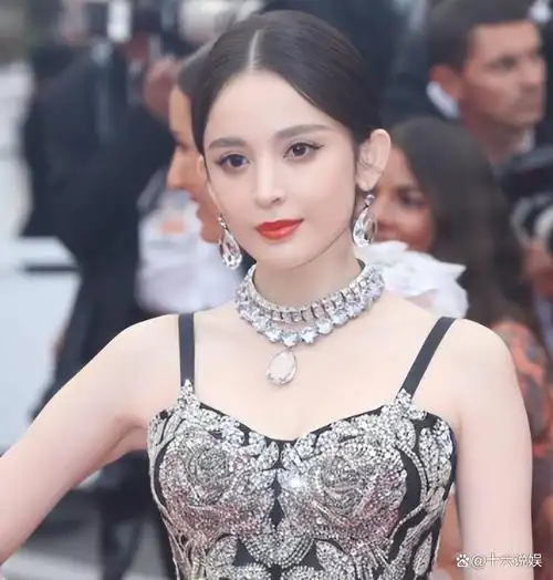 古力娜扎与成龙同庆70岁大寿!亲密合影曝光,年龄差距38岁