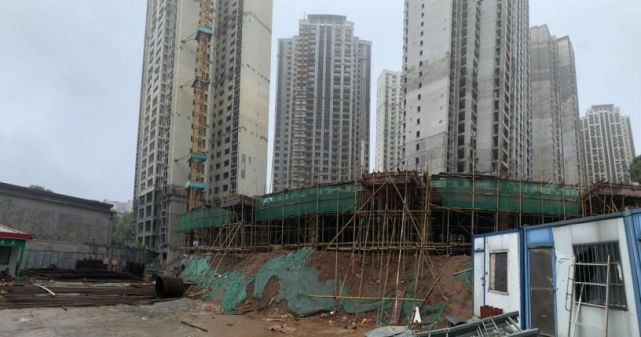 2020年11月底,停工数月的克拉美丽山庄二期迎来了复工,让很多业主看到
